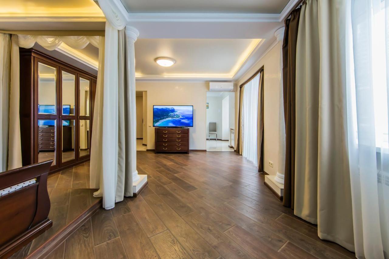 Шикарная Квартира Возле Костёла В Центре Kiev Exterior foto